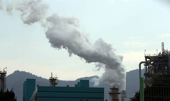 White steam rises from the Yeosu National Industrial Complex in Yeosu, South Jeolla, where petrochemical companies are concentrated, on Dec. 7, 2020. [YONHAP]
