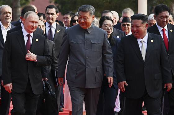 Front from left, Russian President Vladimir Putin, Chinese President Xi Jinping and North Korean leader Kim Jong-un arrive at a military parade to commemorate the 80th anniversary of Japan's World War II surrender in Beijing on Sept. 3. [AP/YONHAP]