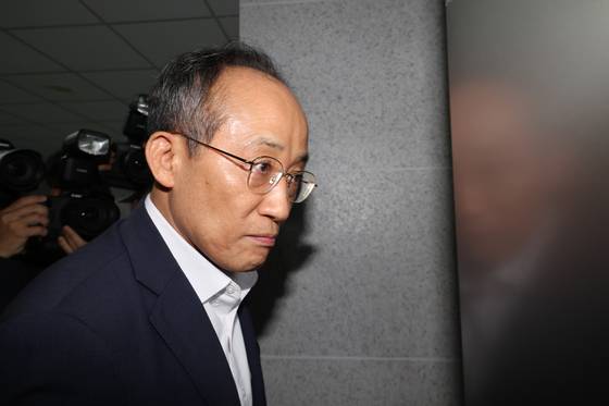 People Power Party Rep. Choo Kyung-ho walks into his office at the National Assembly in Yeouido, western Seoul on Sept. 2. [YONHAP]