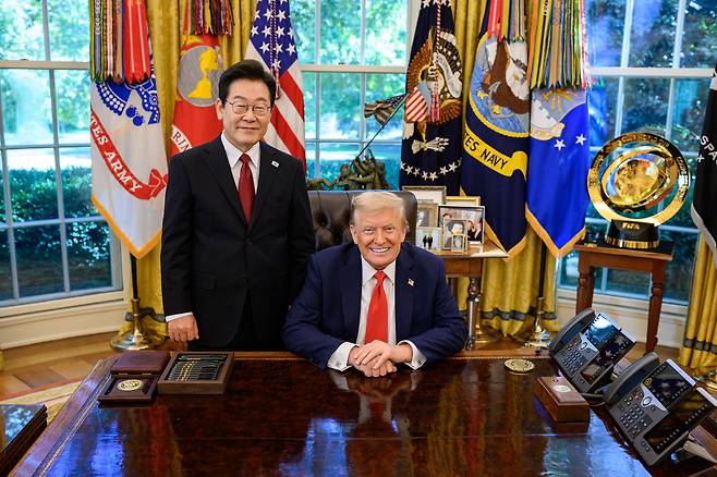 U.S. President Donald Trump, right, hosts a bilateral meeting with Korean President Lee Jae Myung on Aug. 25 in the Oval Office in Washington. [THE WHITE HOUSE]