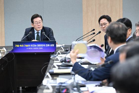 President Lee Jae Myung listens to a presentation on company products by Lee Sang-gu, CEO of iBL Photonics, during a meeting with small- and medium-sized businesses at the Saesol Diamond headquarters in Danwon District in Ansan, Gyeonggi, on Sept. 3. [JOINT PRESS CORPS]