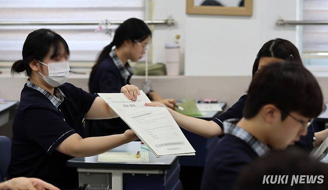 2026학년도 대학수학능력시험 모의평가가 실시된 3일 서울 금천구 금천고등학교에서 고3 학생들이 시험 준비를 하고 있다.