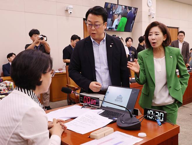 추미애 법사위원장이 2일 간사 선임을 거부하자 나경원 국민의힘 의원과 곽규택 의원이 거세게 반발하고 있다. 연합뉴스