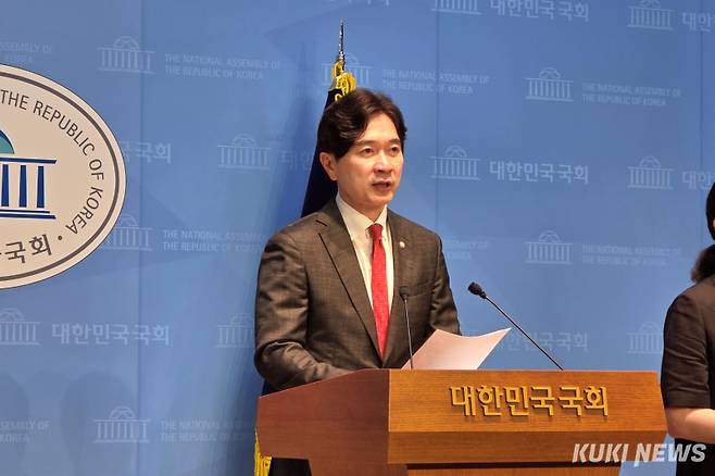 박성훈 국민의힘 수석대변인이 3일 서울 여의도 국회 소통관에서 기자회견을 열고 내란특검의 추경호 의원실 압수수색을 비판하고 있다. 김건주 기자