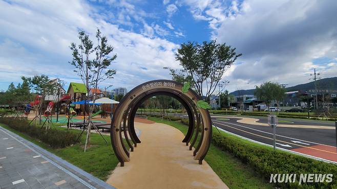 재개장한 천안삼거리공원의 &nbsp;‘숲속빌리지 놀이터’. 숲속은 커녕 바로 옆 도로로 차량들이 질주한다. 사진=조한필 기자&nbsp;