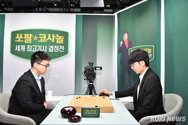 신진서 9단(오른쪽)이 중국 투샤오위 9단과 쏘팔코사놀 초대 우승 트로피를 다툰다. 쿠키뉴스 자료사진