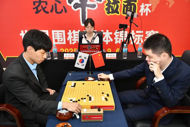 한국 선봉 이지현 9단(왼쪽)이 중국 첫 번째 주자 리친청 9단을 제압했다. 한국기원 제공