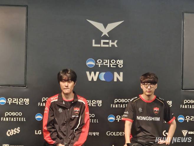 ‘기드온’ 김민성과 박승진 농심 감독이 3일 서울 종로구 롤파크 LCK 아레나에서 열린 OK저축은행 브리온과의 ‘2025 LCK’ 플레이-인 1라운드 경기가 끝난 뒤 쿠키뉴스와 인터뷰를 하고 있다. 송한석 기자