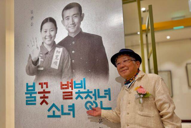 나태주 시인이 2일 충남 천안 백석대 창조관에서 AI 기술로 복원한 유관순 윤동주 사진을 가리키고 있다.