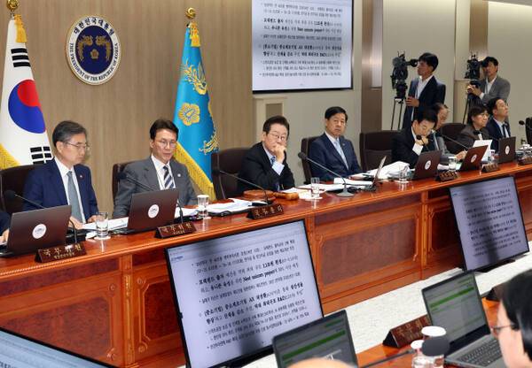 이재명 대통령이 지난 2일 용산 대통령실에서 국무회의를 주재하는 모습. 연합뉴스