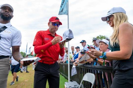 팬들에게 사인해주는 가르시아(가운데). 사진[로이터=연합뉴스]