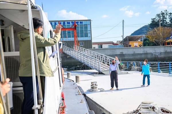 ▲ 장충남 남해군수가 조도에 방문하고 떠나는 모습을 주민들이 배웅하는 장면. 사진=하철환 제공