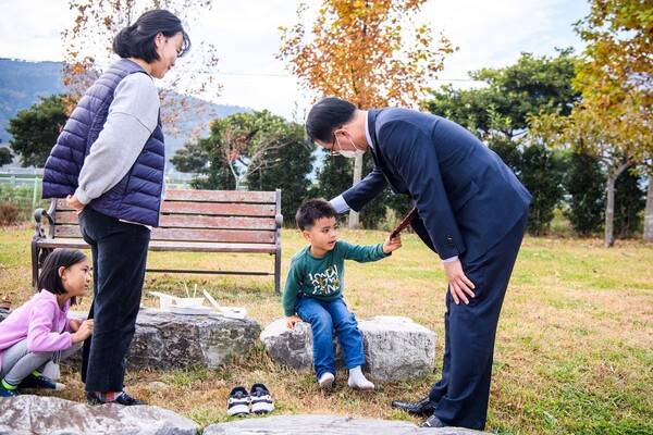 ▲ 한 어린이가 장충남 남해군수의 넥타이를 만지는 모습. 사진=하철환 제공