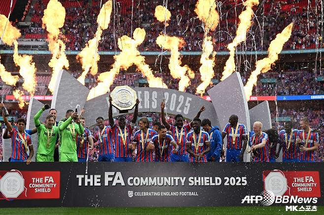 2025-26시즌 개막을 앞두고 치러졌던 잉글랜드 슈퍼컵 ‘커뮤니티 실드’에선 지난해 컵 대회 우승 팀 크리스털 팰리스가 잉글랜드 프리미어리그 우승 팀 리버풀을 제압하고 우승컵을 들어 올렸다. 사진=AFPBBNews=News1