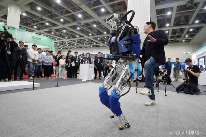 (대구=뉴스1) 공정식 기자 = 23일 대구 엑스코에서 개막한 '2024 미래혁신기술박람회(FIX 2024)'를 찾은 관람객들이 국내 첫 선을 보이는 차세대 이족 보행 로봇(휴머노이드) '아르테미스(ARTEMIS)' 시연을 지켜보고 있다. 로멜라연구소 관계자는 "로봇의 이름 아르테미스는 그리스신화에 나오는 여신의 이름을 따온 것으로 사실상 여성인 셈이다"라고 귀뜸했다.   '혁신기술이 바꿀 더 나은 미래'를 주제로 미래모빌리티, 로봇, 반도체, ICT 등 다양한 미래 신산업 분야의 혁신기술을 선보이는 이번 전시는 26일까지 계속된다. 2024.10.23/뉴스1  Copyright (C) 뉴스1. All rights reserved. 무단 전재 및 재배포,  AI학습 이용 금지. /사진=(대구=뉴스1) 공정식 기자