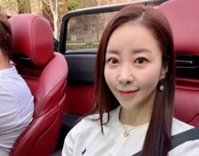 개그맨 윤정수의 아내가 리포터 출신 방송인 원자현(41)으로 확인되면서, 이들의 초호화 데이트가 화제를 모으고 있다. /사진=원자현 인스타그램 캡처