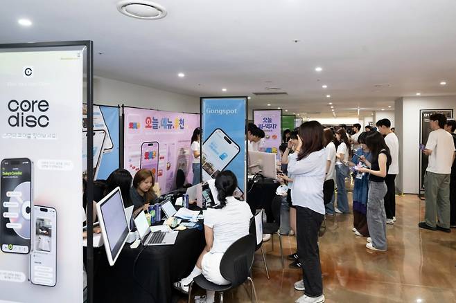 디캠프(프론트원)에서 열린 채용박람회 '2025 너디너리 페스티벌'에 다양한 아이템이 전시됐다./사진=디캠프 제공