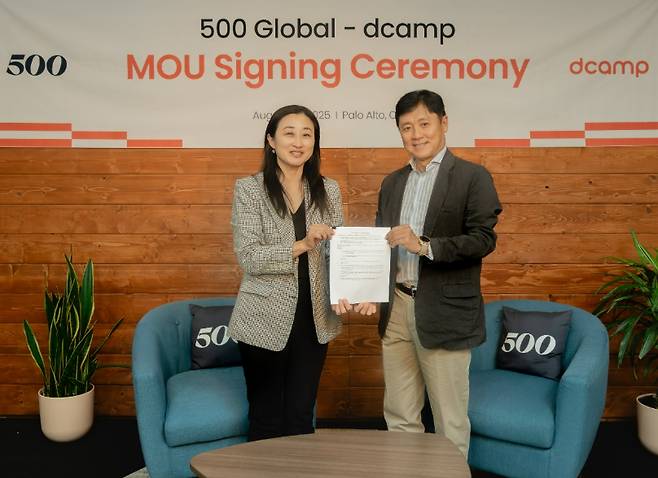 박영훈 디캠프 대표(오른쪽)와 미국 500글로벌 크리스틴 차이 대표가 파트너십 체결 후 기념촬영을 하고 있다./사진=디캠프