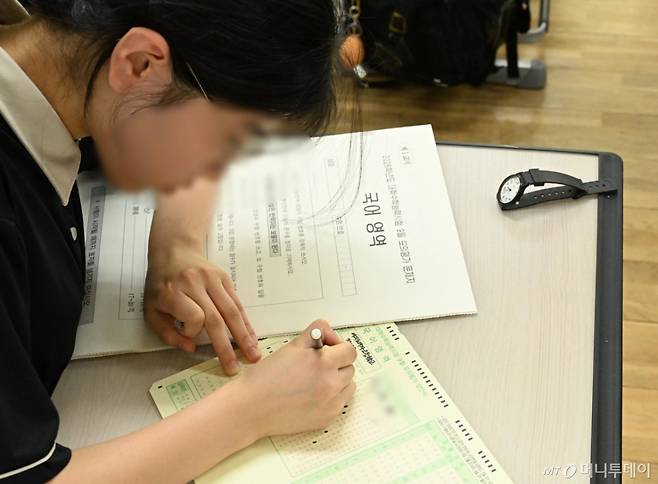 (서울=뉴스1) 사진공동취재단 = 2026학년도 대학수학능력시험이 열리기 전 마지막 모의평가를 3일 여의도여고 3학년들이 교실에서 시험 보고 있다. 2025.9.3/뉴스1 Copyright (C) 뉴스1. All rights reserved. 무단 전재 및 재배포, AI학습 이용 금지. /사진=(서울=뉴스1) 사진공동취재단