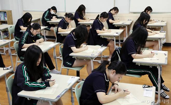 [부산=뉴시스] 하경민 기자 = 2026학년도 대학수학능력시험 9월 모의평가가 실시된 3일 부산 금정구 부산대사범대학부설고등학교 3학년 교실에서 수험생들이 교부받은 문답지에 이름 등을 작성하고 있다   이번 모의평가는 전국 17개 시·도에서 동시에 치러지며, 부산에서는 재학생 2만2506명, 졸업생과 검정고시 출신자 4787명 등 총 2만7293명이 응시했다. 2025.09.03. /사진=하경민