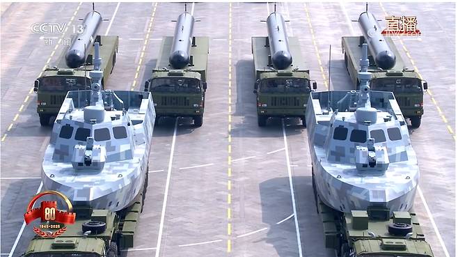 중국 전승절 열병식에 공개된 무인 함정과 잠수정/사진=CCTV 갈무리