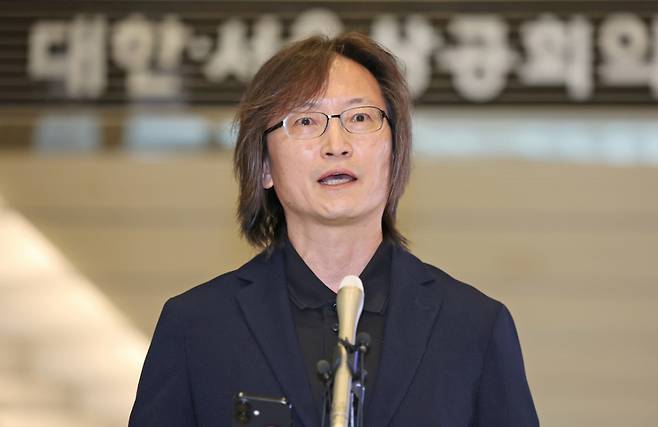 주병기 공정거래위원장 후보자가 14일 오전 서울 중구 대한상의에 마련된 인사청문회 준비 사무실에 출근하며 취재진과 질의응답을 하고 있다./사진제공=뉴스1
