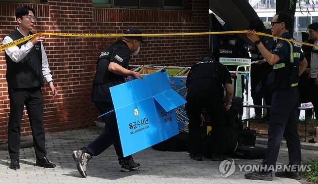 지난 2일 대구 수성구 수성못 인근에서 현역 육군 대위가 총상을 입고 사망한 채 발견된 가운데 사건 현장에서 육군수사단, 경찰 과학수사대 등이 현장 조사를 벌이고 있다. 연합뉴스