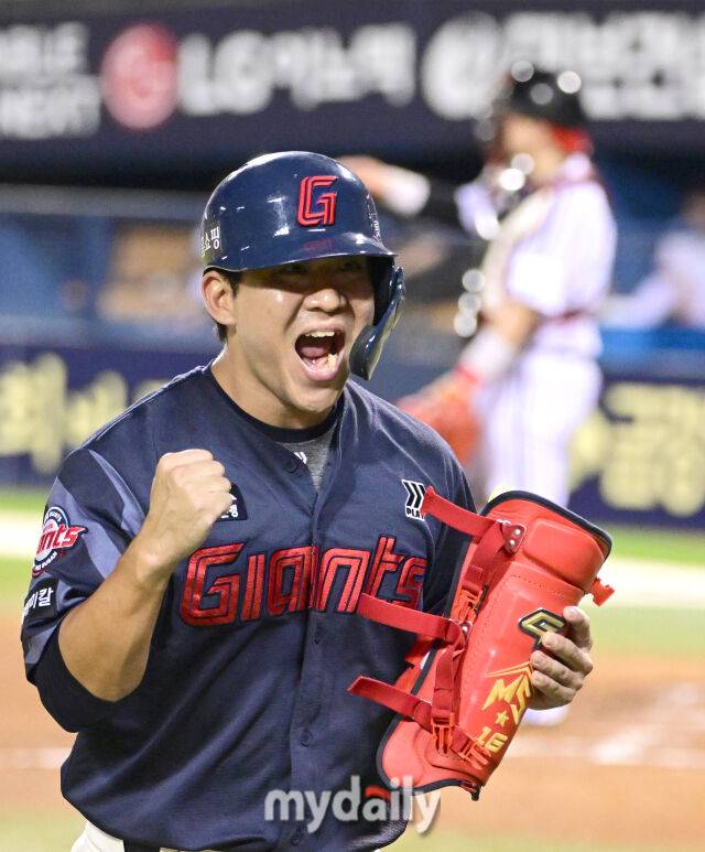 2025년 9월 2일 오후 서울 잠실구장에서 열린 '2025 신한 SOL뱅크 KBO 리그' 롯데 자이언츠와 LG 트윈스의 경기. 롯데 김민성이 9회초 1사 만루서 대타로 나와 2타점 적시타를 친 뒤 대주자와 교체되며 포효하고 있다./잠실 = 유진형 기자