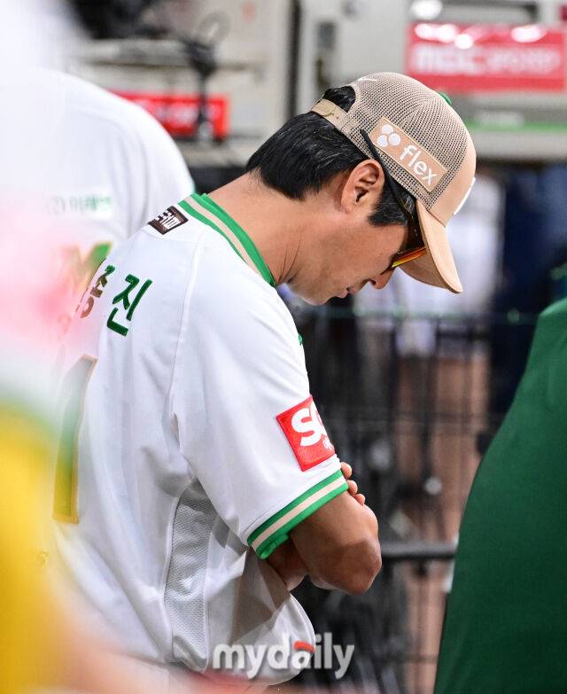 2025년 7월 23일 오후 서울 고척스카이돔에서 열린 '2025 신한 SOL뱅크 KBO 리그' 롯데 자이언츠와 키움 히어로즈의 경기. 키움 설종진 감독대행이 아쉬워하고 있다./마이데일리