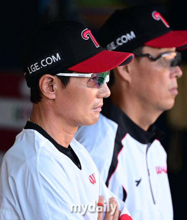 2025년 8월 30일 오후 서울 잠실구장에서 열린 '2025 신한 SOL뱅크 KBO 리그' 키움 히어로즈와 LG 트윈스의 경기LG 염경엽 감독이 지켜보고 있다./마이데일리