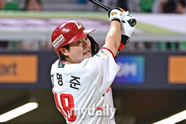 8일 인천 SSG랜더스필드에서 열린 '2025 신한 SOL BANK KBO리그' KT 위즈와 SSG랜더스 경기. SSG 고명준이 3회말 2사 2루에서 친 타구가 우익수에게 잡혔다./마이데일리