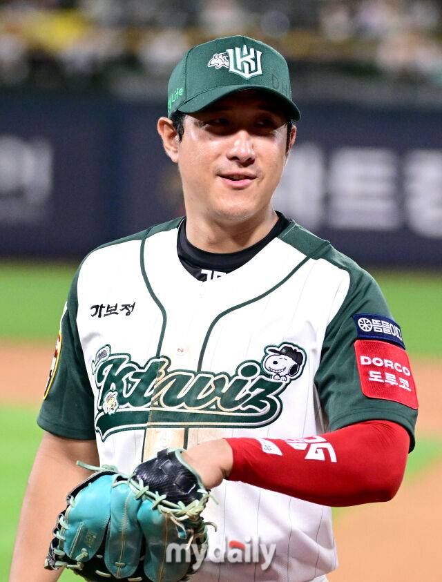 2025년 8월 29일 오후 경기도 수원KT위즈파크에서 열린 '2025 신한 SOL뱅크 KBO 리그' KIA 타이거즈와 KT 위즈의 경기. KT 1루수 황재균이 4회초 수비를 마친 뒤 미소짓고 있다./마이데일리
