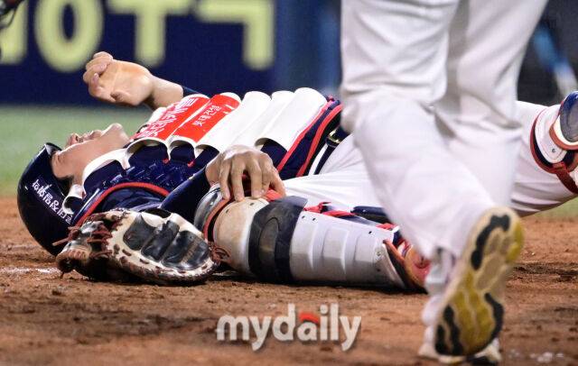 2025년 9월 2일 오후 서울 잠실구장에서 열린 '2025 신한 SOL뱅크 KBO 리그' 롯데 자이언츠와 LG 트윈스의 경기. 롯데 유강남 포수가 5회말 2사 1루서 LG 오스틴의 파울 타구에 무릎을 맞고 고통을 호소하고 있다./마이데일리