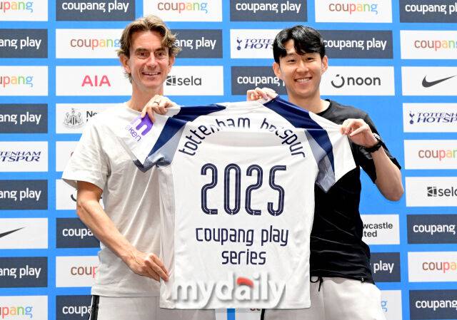 2025년 8월 2일 오전 서울 여의도 IFC에서 '2025 쿠팡플레이 시리즈, 토트넘 홋스퍼 FC 기자회견'이 열렸다. 토트넘 손흥민이 이적을 발표한 뒤 토마스 프랭크 감독과 사진촬영을 하고 있다./마이데일리
