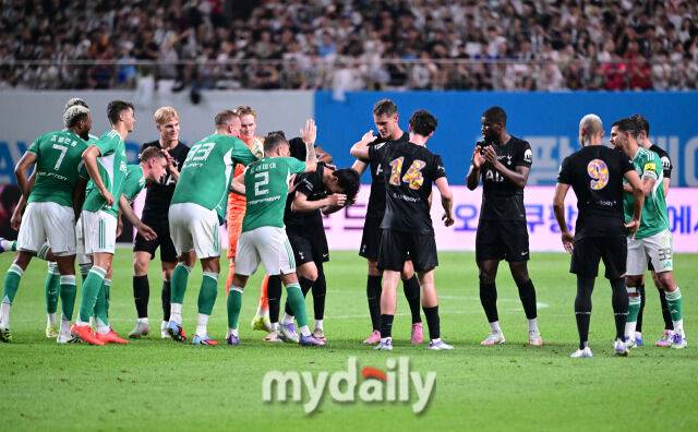 2025년 8월 3일 오후 서울월드컵경기장에서 쿠팡플레이 시리즈 '토트넘 홋스퍼 FC와 뉴캐슬 유나이티드 FC'의 경기가 열렸다. 토트넘 손흥민이 후반 교체되며 양 팀 선수들의 축하를 받고 있다./마이데일리