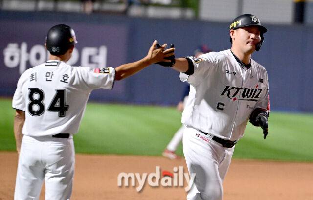 2025년 9월 3일 오후 경기도 수원KT위즈파크에서 열린 '2025 신한 SOL뱅크 KBO 리그' 롯데 자이언츠와 KT 위즈의 경기. KT 장성우가 6회말 2사 2루서 2점 홈런을 친 뒤 기뻐하고 있다./수원=유진형 기자