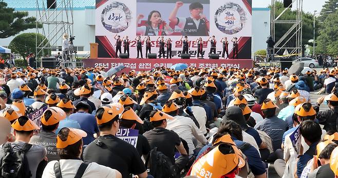 현대차 노동조합원들이 6월 26일 현대자동차 울산공장 본관 앞 광장에서 임단협 투쟁 출정식을 개최하고 있는 모습  [연합]