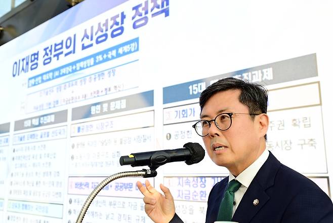 헤럴드경제와 법무법인 대륙아주가 공동주최하는 미래리더스포럼 9월 초청강연이 3일 오전 서울 중구 앰배서더 서울 풀만 호텔에서 열린 가운데 안도걸 더불어민주당 의원이 연사로 참석해 강연을 하고 있다.  이상섭  기자