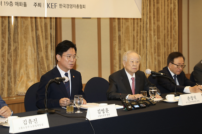 김영훈(왼쪽 첫 번째) 고용노동부 장관과 손경식(왼쪽 두 번째) 한국경영자총협회 회장이 3일 열린 주요기업 인사·노무담당 임원(CHO) 간담회에서 발언하고 있다.   [경총 제공]