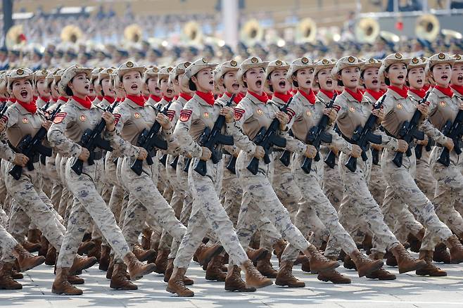 3일(현지시간) 중국 베이징 톈안문에서 중국 군인들이 80주년 전승절을 기념하는 군사 퍼레이드에서 행진하고 있다. [EPA]