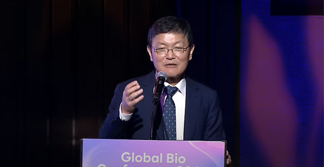 김동중 삼성바이오로직스 부사장이 3일 개막한 ‘2025년 글로벌 바이오 콘퍼런스’에서 기조연설을 하고 있다. [글로벌 바이오 콘퍼런스 유튜브 갈무리]