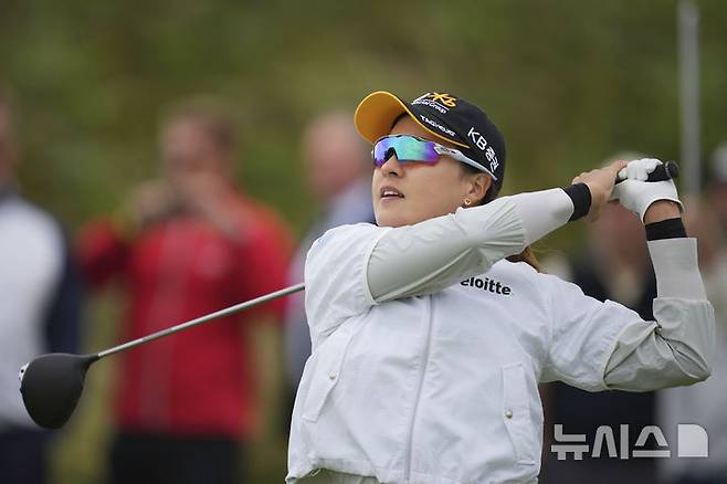 [웨일스=AP/뉴시스] 전인지가 1일(현지 시간) 영국 웨일스 포스콜의 로열 포스콜 골프클럽에서 열린 미국여자프로골프(LPGA) 투어 AIG 위민스 오픈 2라운드 경기를 펼치고 있다. 전인지는 중간 합계 1오버파 145타 공동 35위를 기록했다. 2025.08.02.