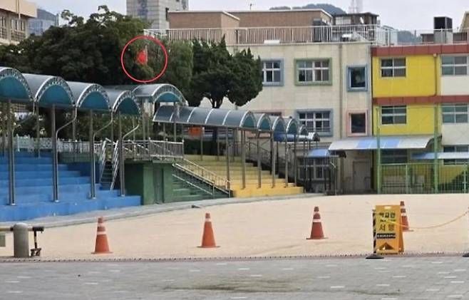 [서울=뉴시스] 최근 서울 용산구 한 초등학교에 중국 국기가 게양돼 논란이 일었다. (사진=SNS 갈무리) *재판매 및 DB 금지