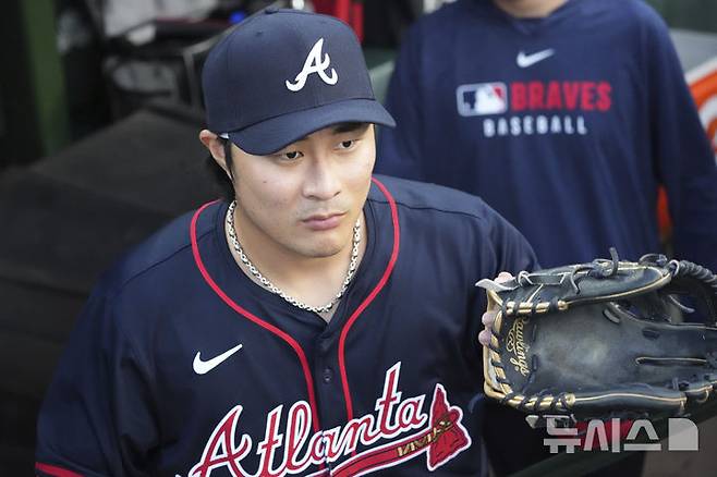 [시카고=AP/뉴시스] 애틀랜타 브레이브스의 김하성이 2일(현지 시간) 미 일리노이주 시카고의 리글리 필드에서 열리는 2025 메이저리그 시카고 컵스와의 경기 전 운동장을 바라보고 있다. 2025.09.03.