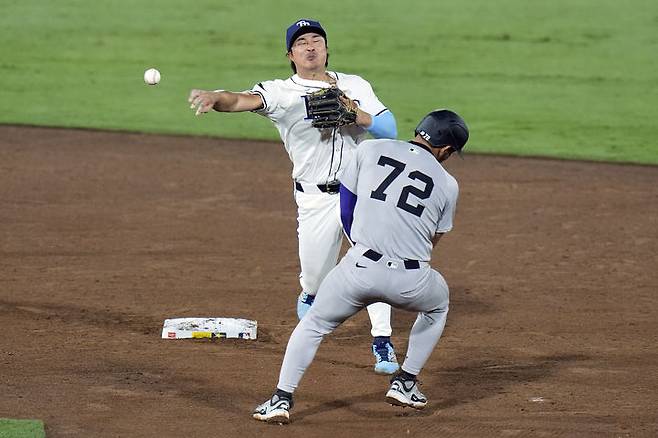 [탬파=AP/뉴시스] 탬파베이 레이스 유격수 김하성(왼쪽)이 19일(현지 시간) 미 플로리다주 탬파의 조지 M. 스타인브레너 필드에서 열린 2025 메이저리그 뉴욕 양키스와의 경기 5회 초 병살 수비를 하고 있다. 김하성은 5타수 무안타 1삼진을 기록했고, 탬파베이는 홈런 9개를 허용하며 3-13으로 대패했다. 2025.08.20.