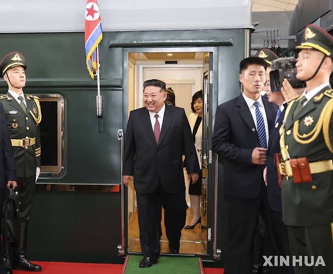 [베이징=신화/뉴시스] 김정은 북한 국무위원장이 2일(현지 시간) 중국 베이징역에 도착해 전용 열차에서 내리고 있다. 김정은 위원장은 3일 톈안먼(천안문) 광장에서 열리는 '중국 인민 항일 전쟁 및 세계 반파시스트 전쟁(제2차 세계대전) 승리' 80주년 기념 열병식에 참석하기 위해 중국을 방문했다. 2025.09.02.