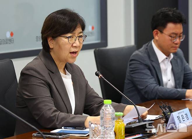 [서울=뉴시스] 황준선 기자 = 정은경 보건복지부 장관이지난  2일 오후 서울 중구 중앙응급의료센터 회의실에서 열린 응급의료체계 개선 현장간담회에 참석해 발언을 하고 있다. 2025.09.02. hwang@newsis.com