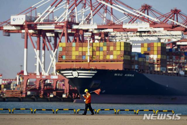 [칭다오=AP/뉴시스] 중국 산둥성 칭다오 전용선 부두에서 컨테이너를 선적하고 있다. 자료사진. 2025.09.03