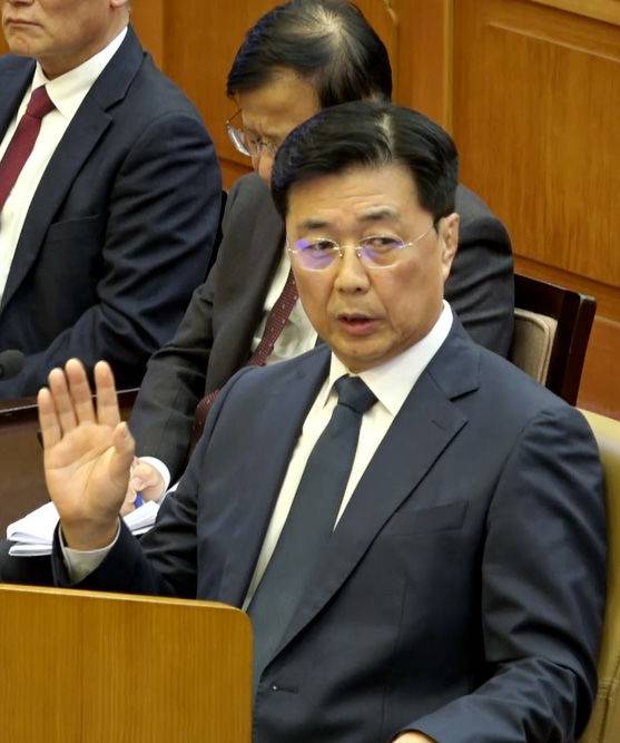 [서울=뉴시스] 김진아 기자 =내란특검이 조태용 전 국가정보원장으로부터 사직을 강요당했다는 의혹의 당사자인 홍장원 전 국가정보원 1차장을 지난 2일 조사했다. 홍 전 1차장이 지난 2월 20일 서울 종로구 헌법재판소에서 열린 윤석열 대통령 탄핵 심판 10차 변론에 증인으로 출석해 발언하고 있다. (사진=헌법재판소) 2025.02.20. photo@newsis.co *재판매 및 DB 금지