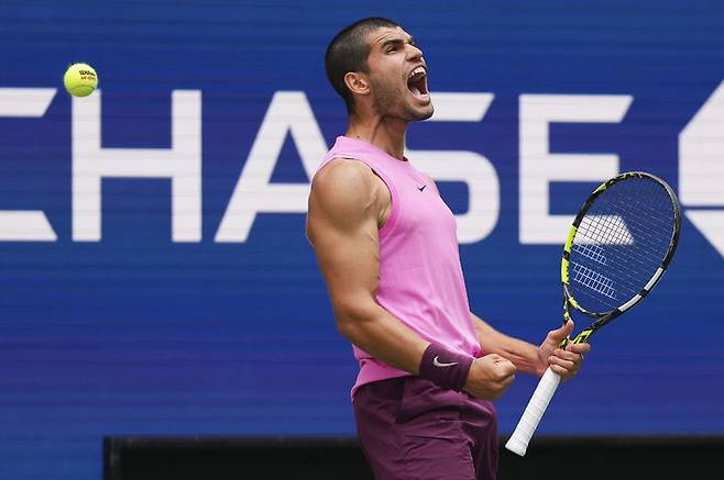 [뉴욕=AP/뉴시스] 카를로스 알카라스(2위·스페인)가 2일(현지 시간) 미국 뉴욕의 빌리진킹 내셔널 테니스 센터에서 열린 US 오픈 남자 단식 8강전에서 이르지 레헤치카(21위·체코)를 꺾은 후 포효하고 있다. 알카라스가 3-0(6-4 6-2 6-4)으로 승리하고 4강에 올랐다. 2025.09.03.